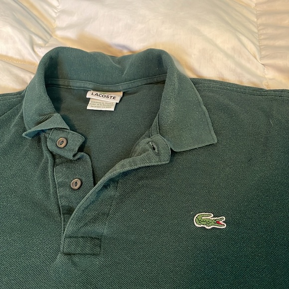 Lacoste polo in hunter green. Size 7. Measures 23 in pit to pit. 26 in in length - Picture 2 of 5